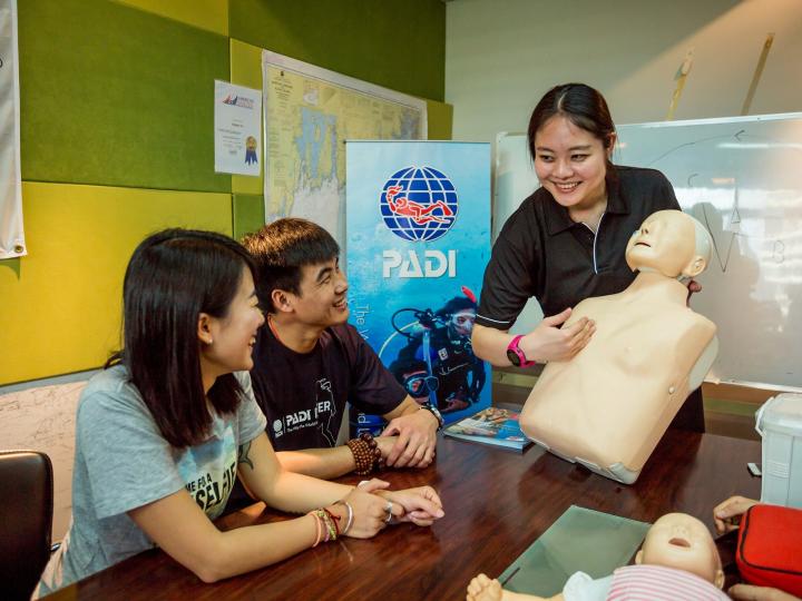 EFR Instrcutor teaching with manekin